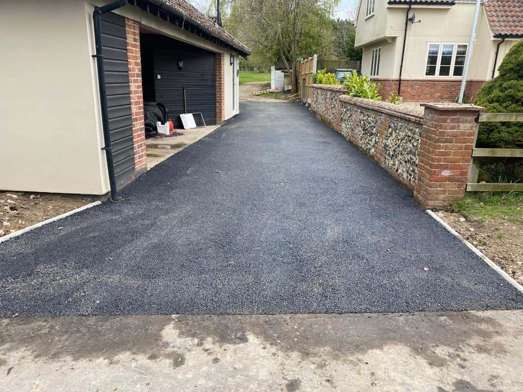 This is a newly installed tarmac driveway. All works carried out by Paddock Wood Driveways